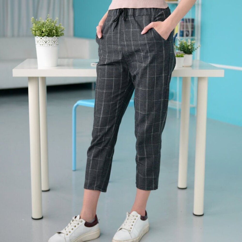 Gray Elasticized Mid Rise Cropped Pants - Picture 4 of 5